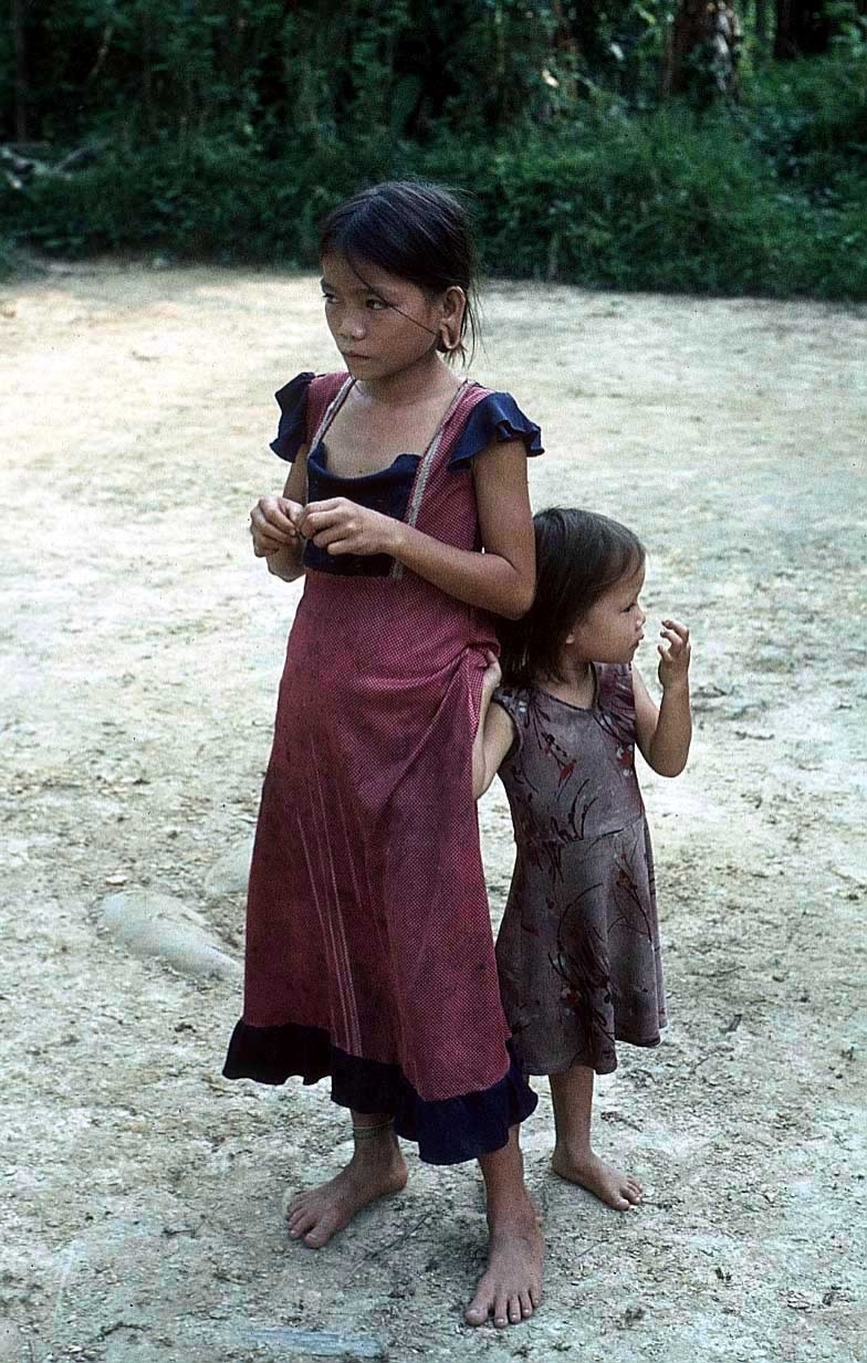 gallery/borneo_two-girls_02